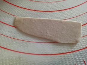 剩下的可可面团擀成薄片，切大概1㎝宽的长条