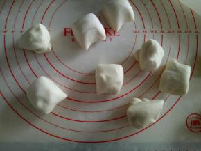 白色面团根据甜筒的个数平均分开