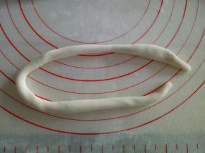 取一份面团搓成长条状，做冰激凌