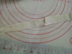 取一份面团揉成长条再擀薄