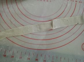 取一份面团揉成长条再擀薄