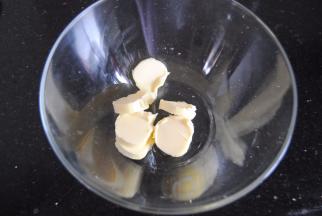 2，黄油切小块放入大碗内