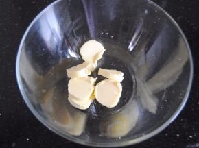 2，黄油切小块放入大碗内