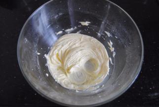 3，加入糖粉搅打均匀