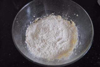 筛入低筋粉拌匀成无干粉状态