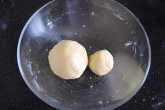 取1/4出来另揉成一个小团