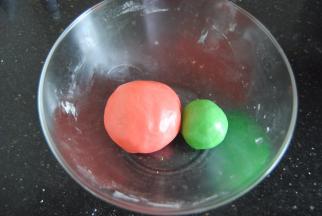 用水果粉或是色素将大面团揉成红色，小面团揉成绿色