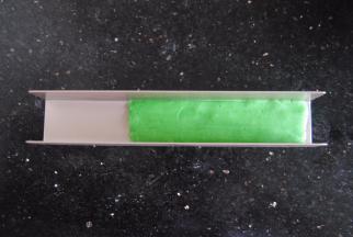 小面团一分为二，取一半擀长压扁贴在饼干模具内，长度大约是20CM，最好用油纸垫着比较好脱模