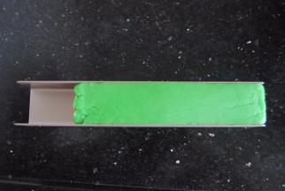 最后将绿色的也揉长擀平放入压实，入冰箱冷冻1小时