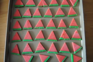 切好的饼干胚放在烤盘上