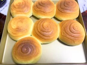 最后送入烤箱，上下火180℃，烤15分钟即可。也要根据自己烤箱调节温度和时间，可以观察颜色来调节。