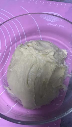 搅拌好的面团放入盆里，盖上保鲜膜发酵两倍大。发酵好后拿出来排气，称重后分成每个65左右的小面团，65克大概可以做7个左右。将小面团揉成圆形，放烤盘里松弛醒10分钟。