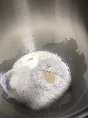 除了黄油，其它材料都放厨师机里搅拌。尽量每种材料分开放，环境气温较高的联系用冰牛奶做，或者用带走冰桶的厨师机。