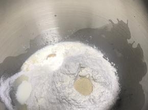 除了黄油，其它材料都放厨师机里搅拌。尽量每种材料分开放，环境气温较高的联系用冰牛奶做，或者用带走冰桶的厨师机。