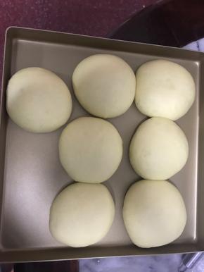 在烤箱最底下放空烤盘，加入热水。中层放装有面团的烤盘，发酵50分钟左右。在二次发酵时，我们来制作墨西哥酱。将软化的黄油用手动打蛋器搅拌一下，加入糖粉搅拌均匀，没有糖粉可以用细砂糖代替。不要过渡打发黄油了，动作轻盈搅拌，然后将鸡蛋液分3次倒入黄油里，每次都要充分和黄油搅拌均匀再倒入下一次，不然会油水分离。鸡蛋液三次倒完并搅拌均匀后，将低筋面粉过筛到黄油酱里，用刮刀轻盈搅拌均匀，然后装入裱花袋。