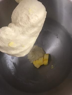 搅拌10分钟后，加入黄油，继续搅拌。