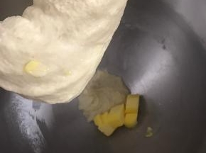 搅拌10分钟后，加入黄油，继续搅拌。