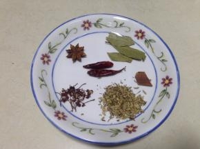 准备香料，装入料包（辣椒不要放入）