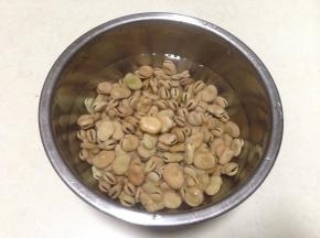 用清水投洗几遍，捞出备用