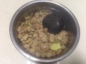 将料包、盐、姜片、干黄豆入小盆，冲入足量的热水，浸泡16小时以上（豆子泡发后会涨，所以水要宽）