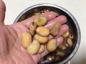 中途要翻拌几次，使豆子浸泡均匀，最后豆子白白胖胖的