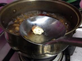 大概15-20分钟，剥开豆子，看到豆子起沙、软硬合适即可，盖上锅盖焖至温热就可以捞出食用了。