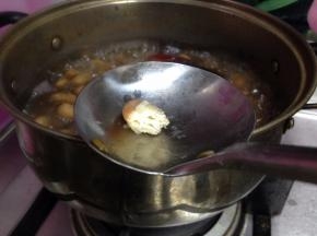 大概15-20分钟，剥开豆子，看到豆子起沙、软硬合适即可，盖上锅盖焖至温热就可以捞出食用了。