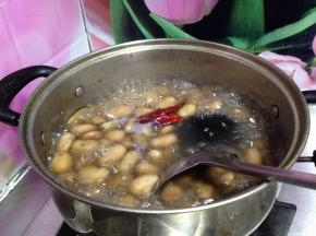 转中小火继续煮，中途要搅拌，使豆子受热均匀