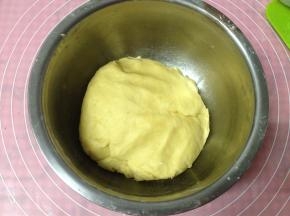 翻拌混合均匀成面团，入冰箱冷藏半小时