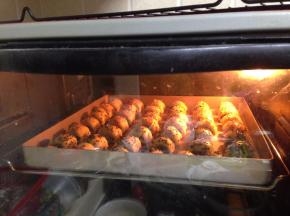 入预热好的烤箱，170度、上下火、中层、烘烤20分钟左右即可