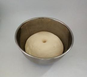 盖上湿布发酵至两倍大，用手指戳个小孔不会回缩，撕开里面有明显的蜂窝状。