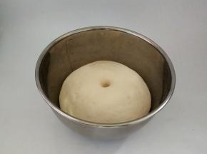 盖上湿布发酵至两倍大，用手指戳个小孔不会回缩，撕开里面有明显的蜂窝状。