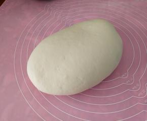 再把面团排气，如果面团太湿的话，可以再加少许的面粉。