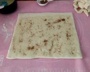 撒上提前混合好的盐和五香粉