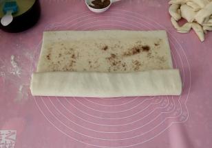 将其叠起，每叠一层，都要用手按压面团，把里面的空气排出来。