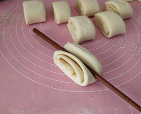 用筷子朝小段的中间压下。