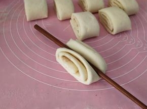 用筷子朝小段的中间压下。