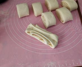 再将其微微的拉长