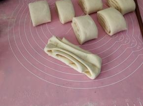 再将其微微的拉长
