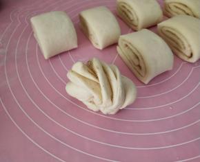 两手各拿着一边，朝反方向拧，两头交接，头朝下，依次全部做好