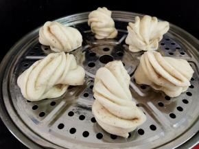 冷水上锅，开火，水开后转中火蒸个12分钟，闷三分钟即可。