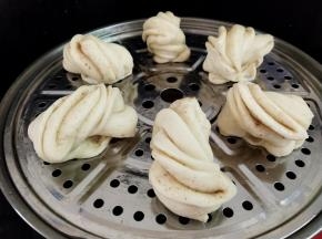 冷水上锅，开火，水开后转中火蒸个12分钟，闷三分钟即可。