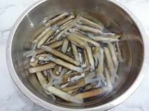 买回来的圣子放入盆中，加入水和少许的盐，让圣子把沙子全部吐出