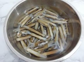 买回来的圣子放入盆中，加入水和少许的盐，让圣子把沙子全部吐出