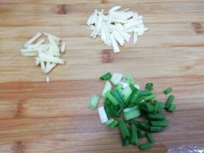 姜和蒜切成丝，小葱切成小段