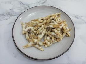 然后将圣子肉捞出，再用水冲洗一下