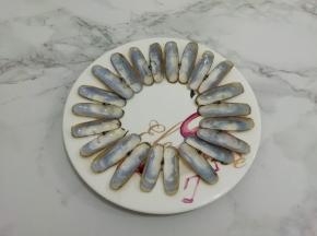 圣子壳洗干净，均匀的摆在盘子的四周