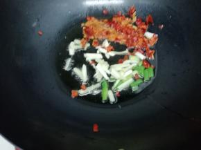 炒锅里加入适量的油烧热后，把葱、姜、蒜、辣椒放入锅中炒香