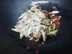 再把圣子肉放入锅中翻炒片刻