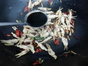 最后加入生抽翻炒均匀即可